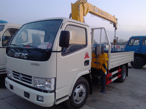 東風(fēng)多利卡3.4藍(lán)牌隨車吊 東風(fēng)多利卡3.4藍(lán)牌隨車吊