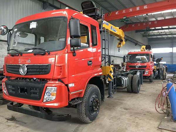 東風(fēng)單橋6.1米隨車(chē)吊 東風(fēng)單橋6.1米隨車(chē)吊