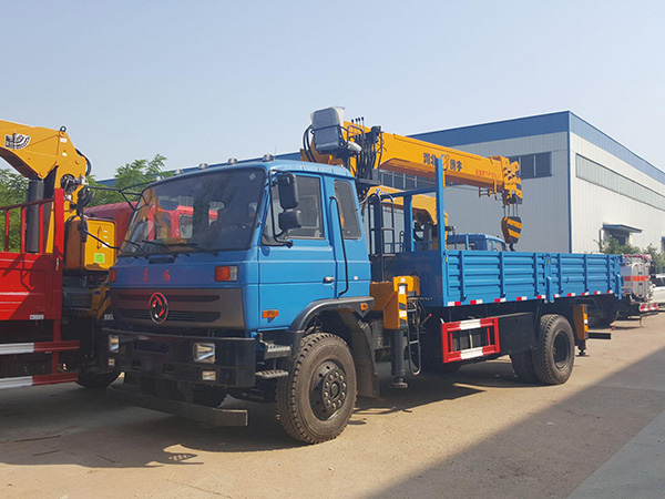 東風(fēng)5.8米貨箱隨車吊 東風(fēng)5.8米貨箱隨車吊