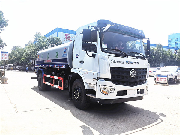 康明斯灑水車多少錢，東風12噸14噸康明斯灑水車參數表