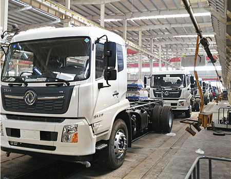 程力標(biāo)準(zhǔn)化灑水車(chē)流水線生產(chǎn)制造