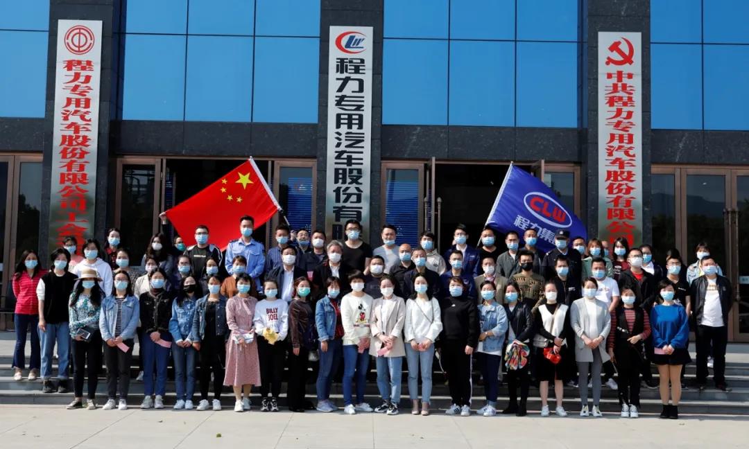 充滿鼓舞和澎湃力量的歌聲中，圓滿完成了宣誓儀式活動